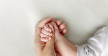noch lange nach der geburt gibt es eine zelluläre Verbindung zwischen Mutter und Kind